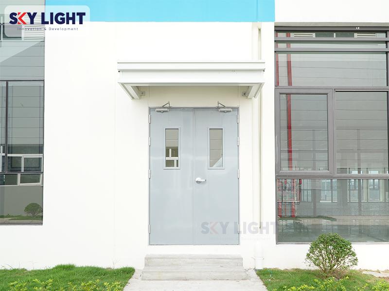 Cửa cuốn chống cháy lắp đặt trong nhà xưởng, minh họa việc phân chia khoang cháy và bảo vệ tài sản sản xuất